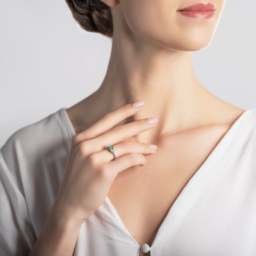 Pierścionek zaręczynowy Fairytale: białe złoto, szmaragd